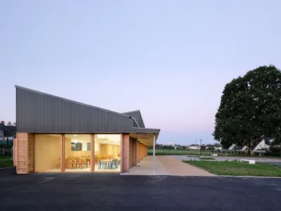 Restaurant scolaire à Saint-Aignan-sur-Roë - Huitorel & Morais architectes (2021)