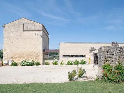 Bâtiment d’accueil de l’abbaye de Trizay - Beaudouin Engel Bellisai Architectes (2017)