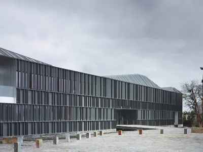 Pôle tertiaire & médical à Nozay - a+ samueldelmas architectes (2016)