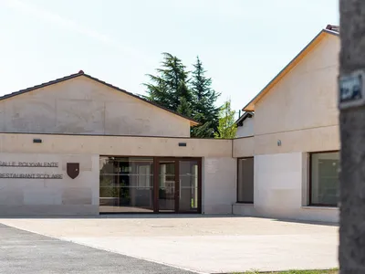 Salle polyvalente et restauration scolaire à Charvieu-Chavagneux - SILT (2023)
