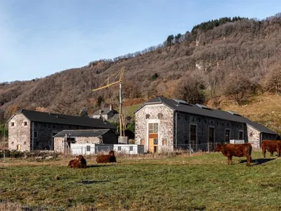Restructuration de deux Granges à Vic-sur-Cère - Atelier du Rouget Simon Teyssou & associés, Atelier de Saint-Céré Mathieu Bennet & associés (2020)