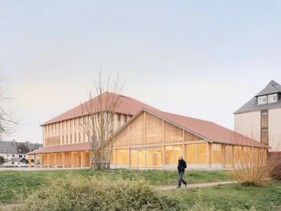 Halle de marché et maison des associations à Pont-l'Évêque - ACAU architectes (2025)